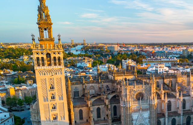 "Dulces ratos los que en Sevilla se gozan"